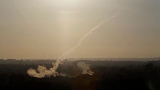 Eine Rakete wird aus dem Gazastreifen Richtung Israel abgeschossen.