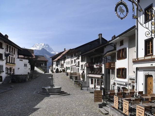 Das Dorf Greyerz mit dem verschneiten Moléson im Hintergrund