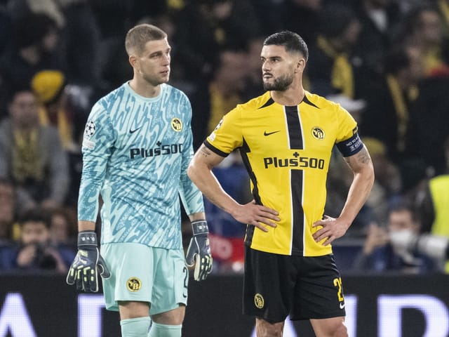 Zwei Fussballspieler von Young Boys im Stadion, einer im Torwarttrikot.