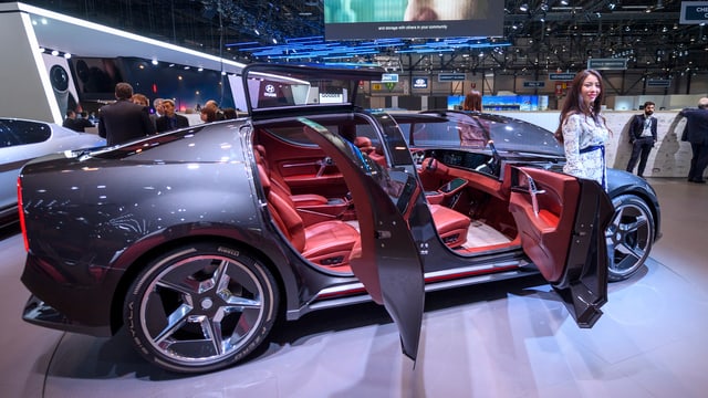 Autosalon Genf Mehr Putzende Manner Als Posierende Models Kultur Srf