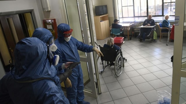 Russische Soldaten desinfizieren Altersheim in Covo (Bergamo).