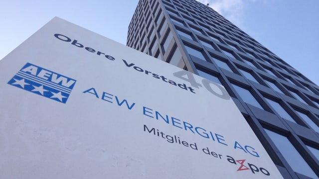 Schild AEW vor Gebäude.