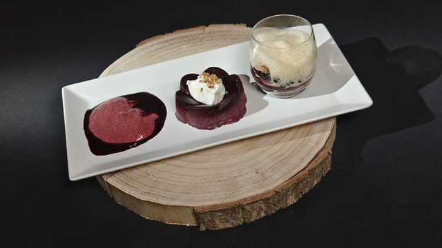 Larissas «Heidelbeerparfait-mousse, Zabaione & Amaretti»