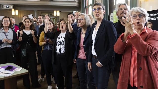 Frauen stehen in einer Reihe, darunter zahlreiche linke Parlamentarierinnen.