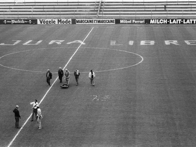 Mit Kreide wird «Jura libre» auf den Rasen des Berner Fussballstadions Wankdorf geschrieben. 