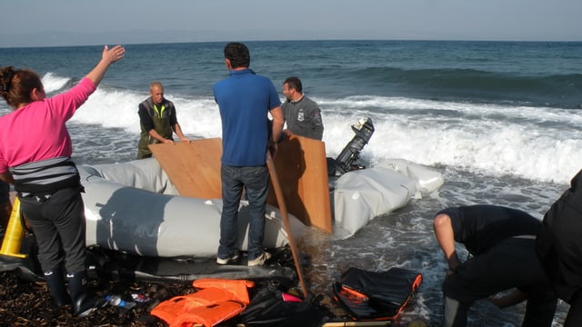 Gutes Geschäft: Nicht selten streiten Einheimischen um verlassene gestrandete Boote und Motoren.