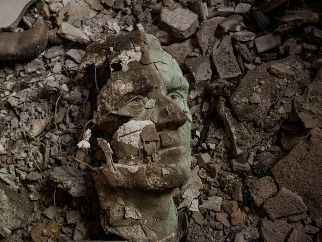 halbkaputter Statuenkopf auf einem Boden voller Betonsplitter