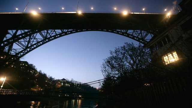 Blick auf eine Brücke in der Nacht. 