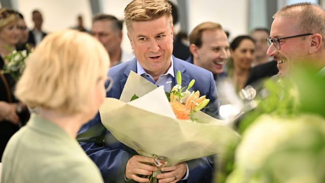 Christof Hartmann mit einem Blumenstrauss