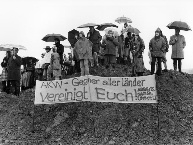 Mehrere hundert Leute der Gewaltfreien Aktion Kaiseraugst besetzen am 1. April 1975 das Baugelände des geplanten AKW Kaiseraugst (AG).