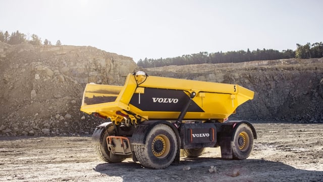 Ein gelber Dumper im Steinbruch – ganz ohne Fahrerkabine. 