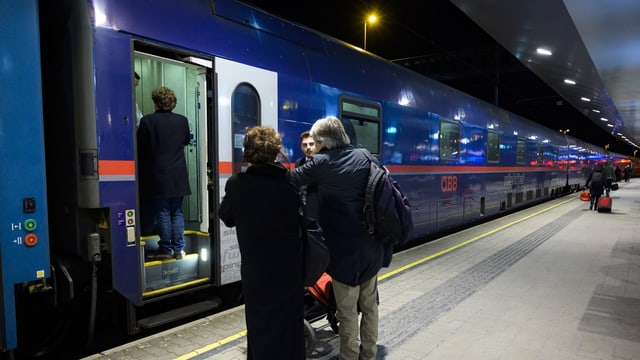 Ein Nachtzug der ÖBB am Bahnhof Feldkirch.