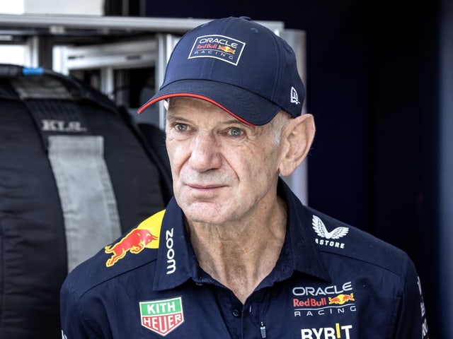 Mann mit Red Bull Racing Teamkleidung und Mütze.