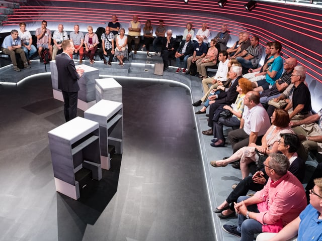 Jonas Projer mit den «Hallo SRF! exklusiv»-Gästen im «Arena»-Studio.