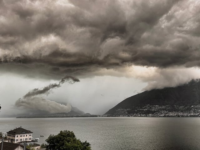 Dunkle Gewitterwolke über See