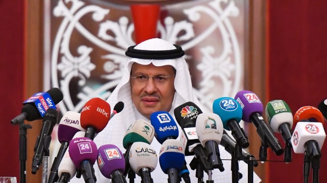 Energieminister Prinz Abdulasis bin Salman spricht vor den Medien