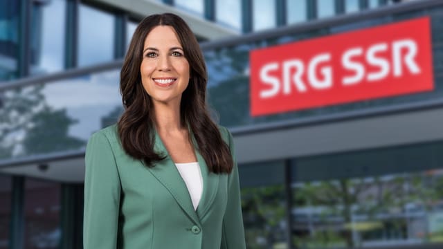 Frau in grünem Blazer vor SRG SSR Gebäude.