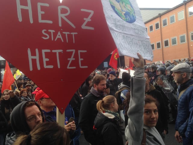 Demonstranten mit Transparenten