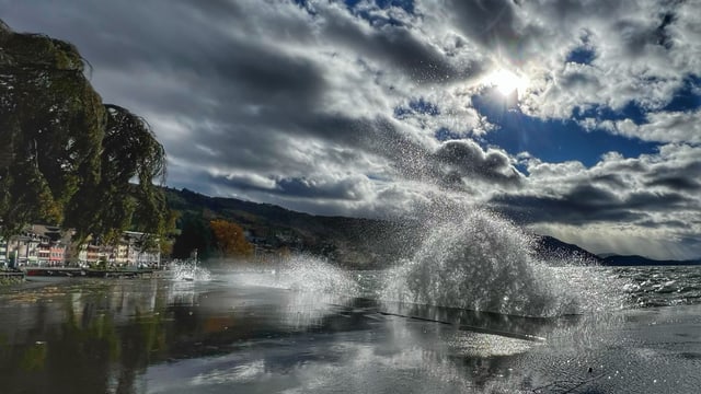 Wellen spritzen am Zugersee hoch.