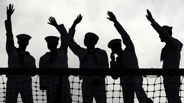 Silhouetten von Marine-Soldaten.