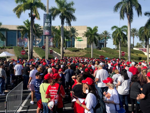 Trump-Anhänger warten vor dem Stadion in Sunrise auf Einlass.