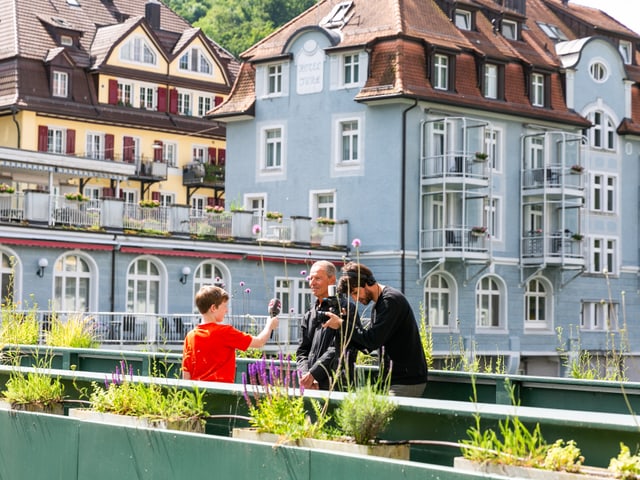 Ein Schüler streckt Fredy Hauser das Mikrofon hin.