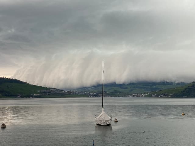 Wir wohnen und arbeiten schon über dreissig Jahre am Zugersee und sind immer wieder erstaunt über das Wetter.