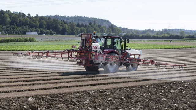 Traktor am Düngen