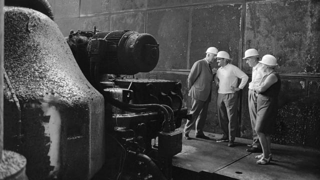 Begutachten der Schaeden nach dem Turbinenbrand im Maschinenhaus des Atomkraftwerks Muehleberg.