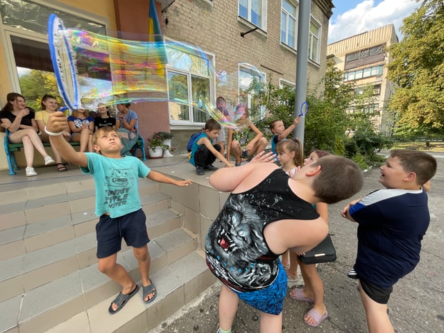 Ein psychologisches Kinderfest direkt an der Front im Donbass.