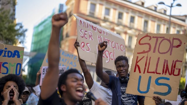 Demonstranten mit Schildern