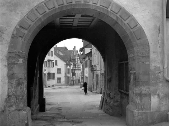 Altstadtgasse von Stein am Rhein, fotografiert durch ein Tor, Aufnahme von 1947