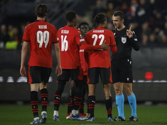 Rennes' Lorenz Assignon diskutiert nach dem aberkannten Tor mit dem Schiedsrichter.