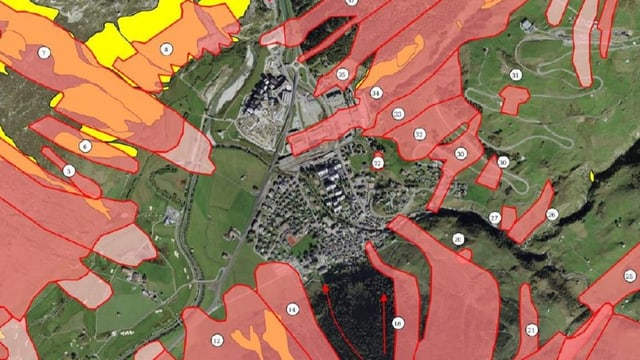 Kartenausschnitt mit Andermatt. Eingezeichnet sind alle Lawinenniedergänge.