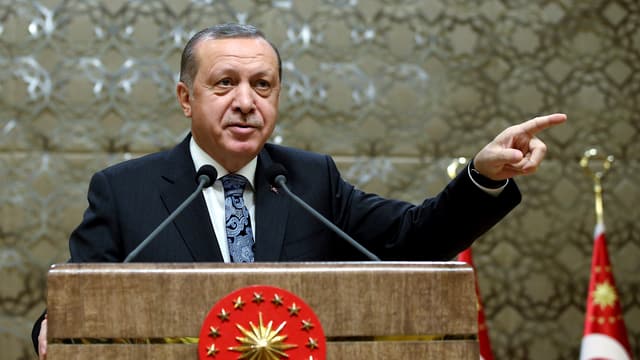 Erdogan mit dem Finger zeigend auf einem Rednerpult