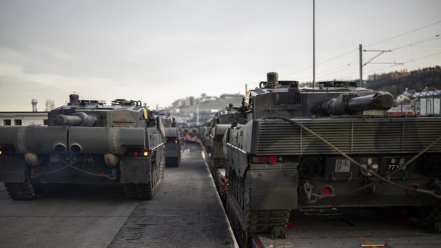 Leopardpanzer stehen auf einem Zug, um transportiert zu werden.