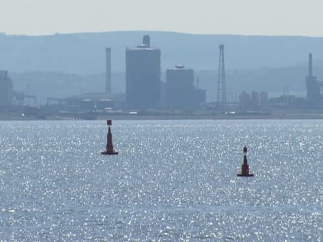 Der Hafen von Hartlepool von weit her – davor das Meer und zwei Boyen, die im Wasser schwimmen.