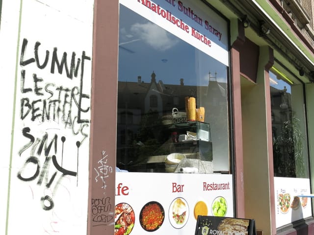 Blick auf ein Schaufenster eines türkischen Restaurants