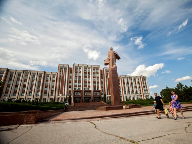 Regierungsgebäude mit Lenin-Statue