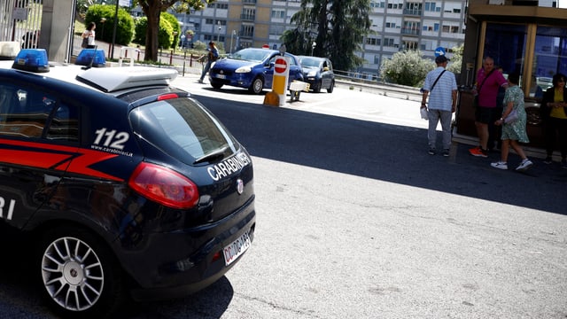 Die italienische Polizei führt eine Verkehrskontrolle durch.