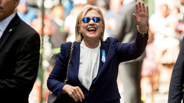 Hillary Clinton winkt Leuten zu.