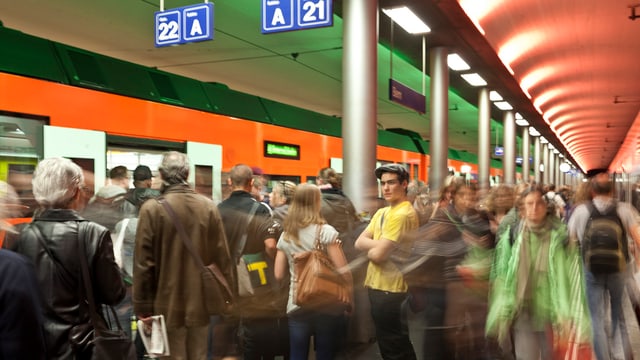 Pendler steigen aus und in einen Zug der RBS im Bahnhof Bern.