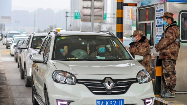 Soldaten prüfen einen Wagen