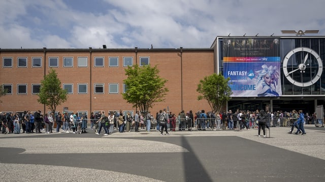 Besucher warten vor Eingang 