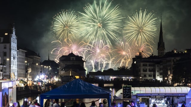 Feuerwerk über Stadt