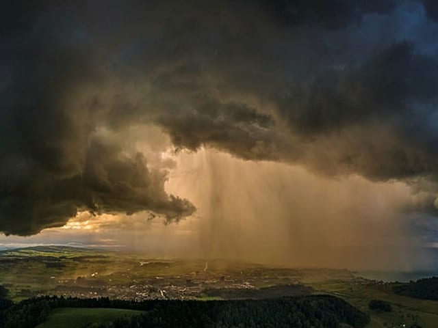 Regenschauer unter einer Gewitterwolke