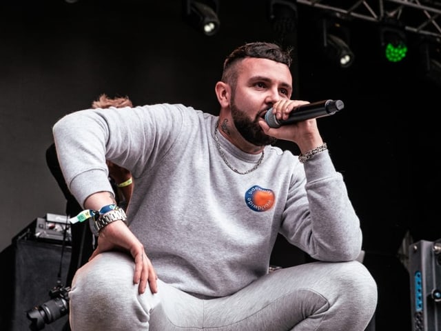 Rapper LCone im Trainingsanzug am Openair Gampel