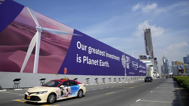 Plakat in Dubai, an dem der COP 28 beworben wird.