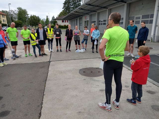 Hanu Fehr vor den Plogging-Teilnehmern