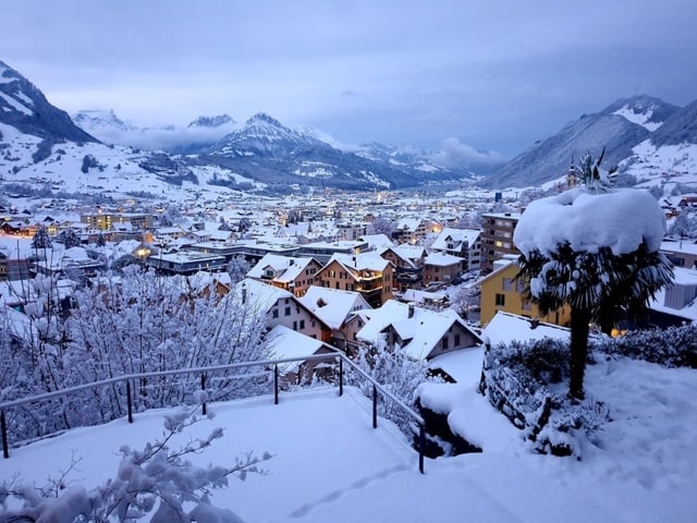 Blick auf das frisch verschneite Schwyz. 